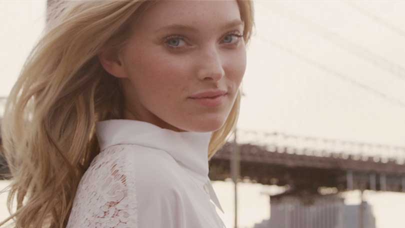 Female model near the Brooklyn Bridge